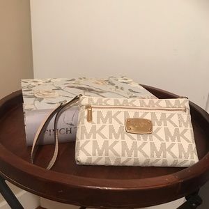 Michael Kors Wristlet NWOT